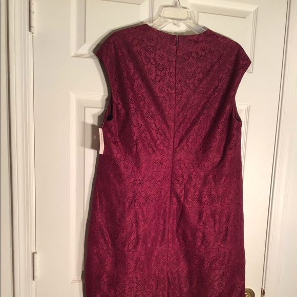 NWT FORMAL DRESS IN LACE - Picture 6 of 6